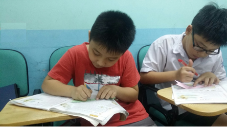 Các bé rất hào hứng muốn chính mình viết nên lời chúc để thầy cô lưu giữ lại lâu hơn.