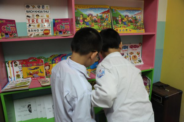 Các em học sinh đang lựa chọn sách