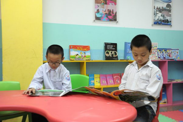 Các em học sinh đang đọc sách